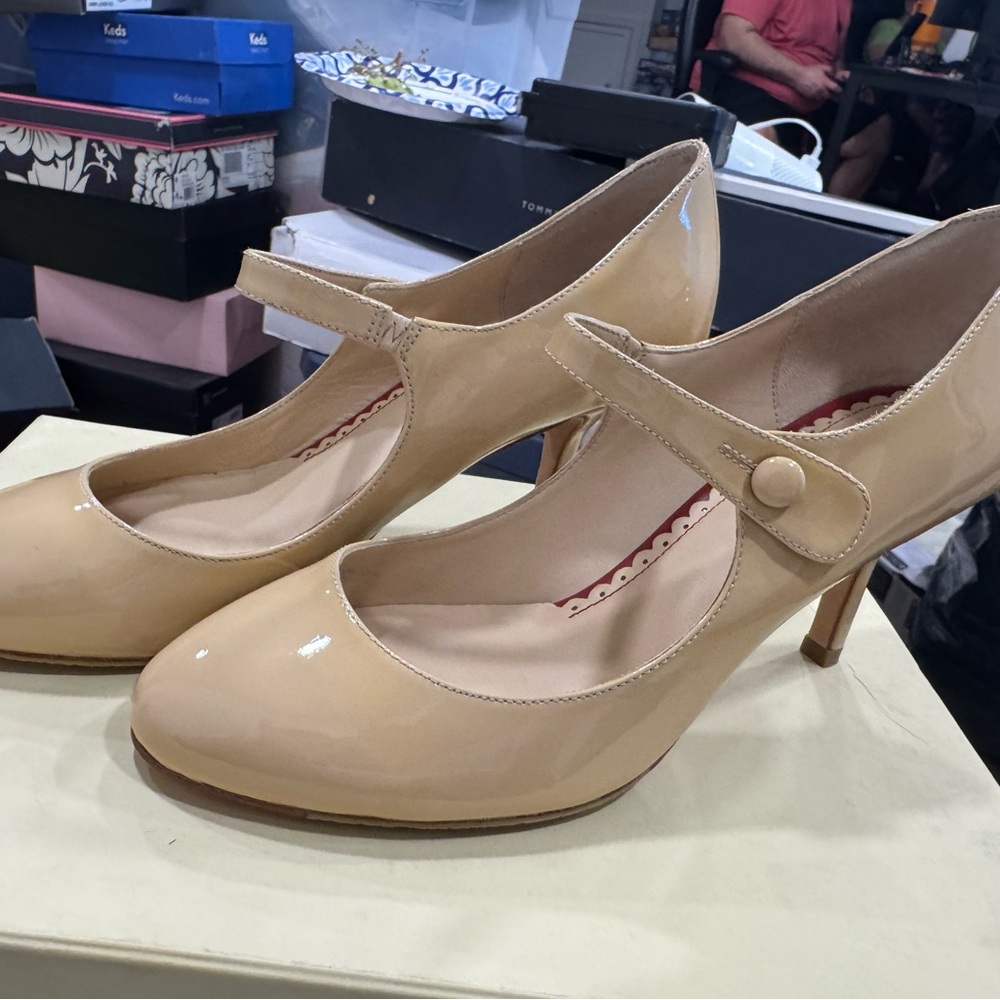 Johnston & Murphy Cream Box - Picture 3 of 5